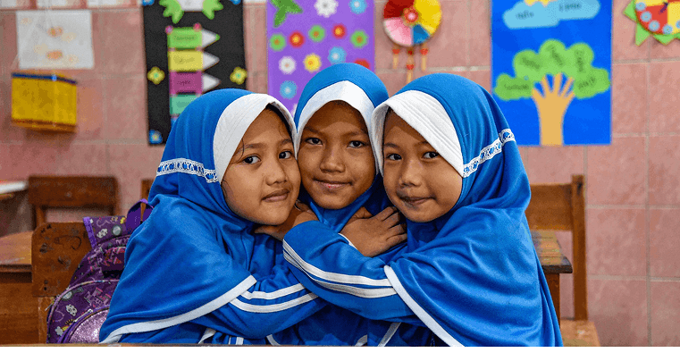 Anak-anak sekolah tersenyum di kelas