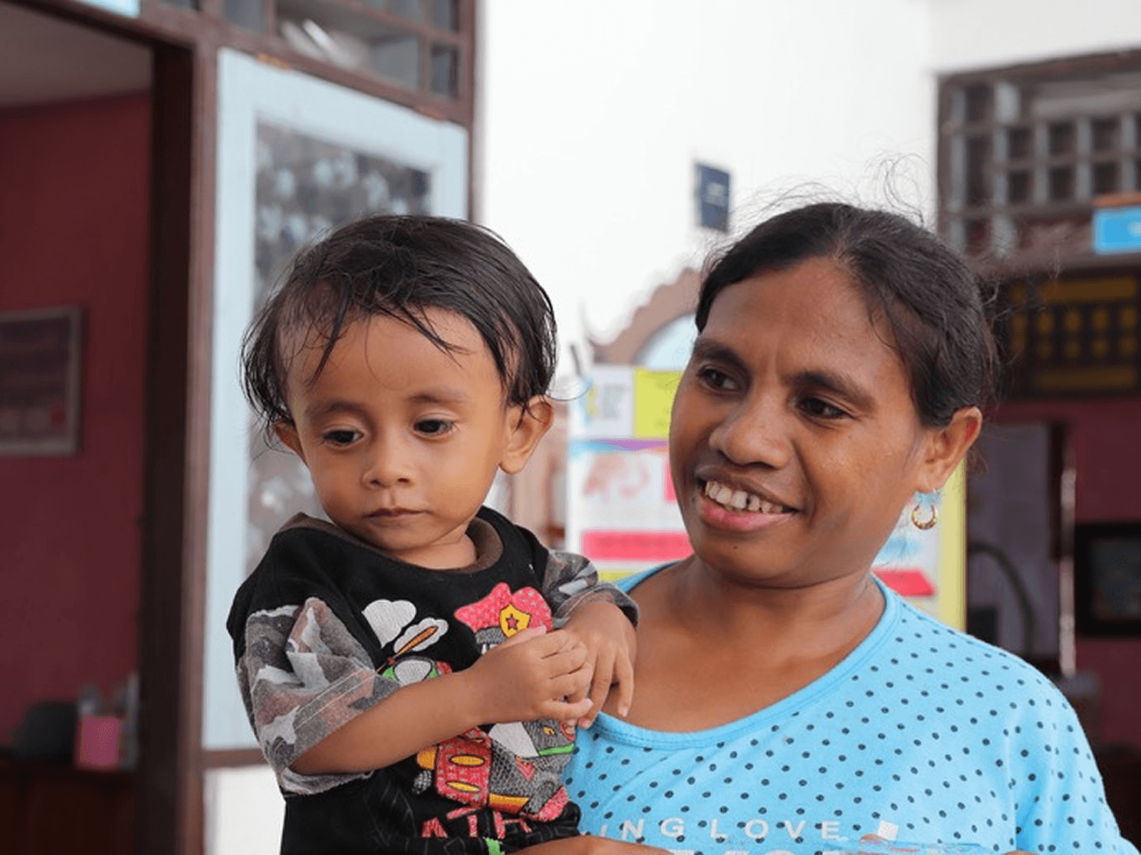 Ibu dan anak tersenyum